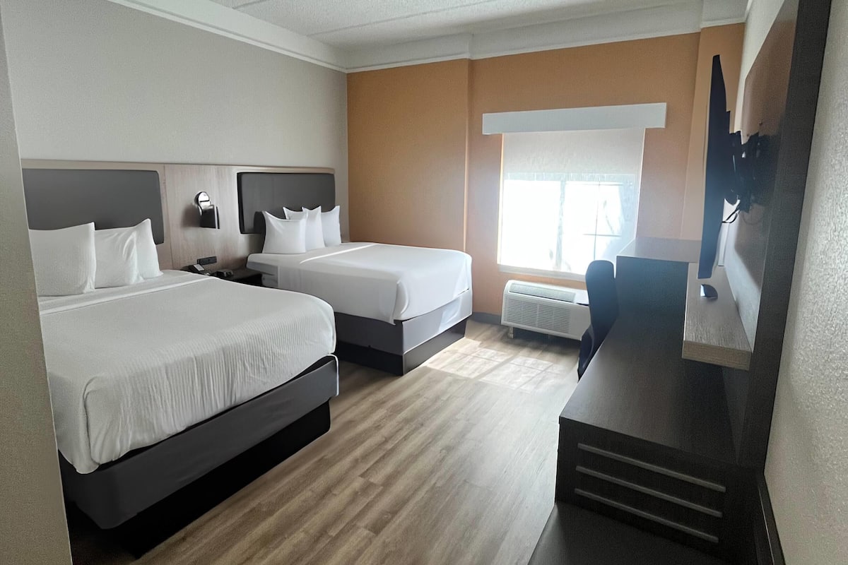 Deluxe Room, 2 Double Beds, Non Smoking | Pillowtop beds, desk, iron/ironing board, free cribs/infant beds