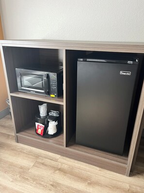 Pillowtop-bedden, een bureau, een strijkplank/strijkijzer