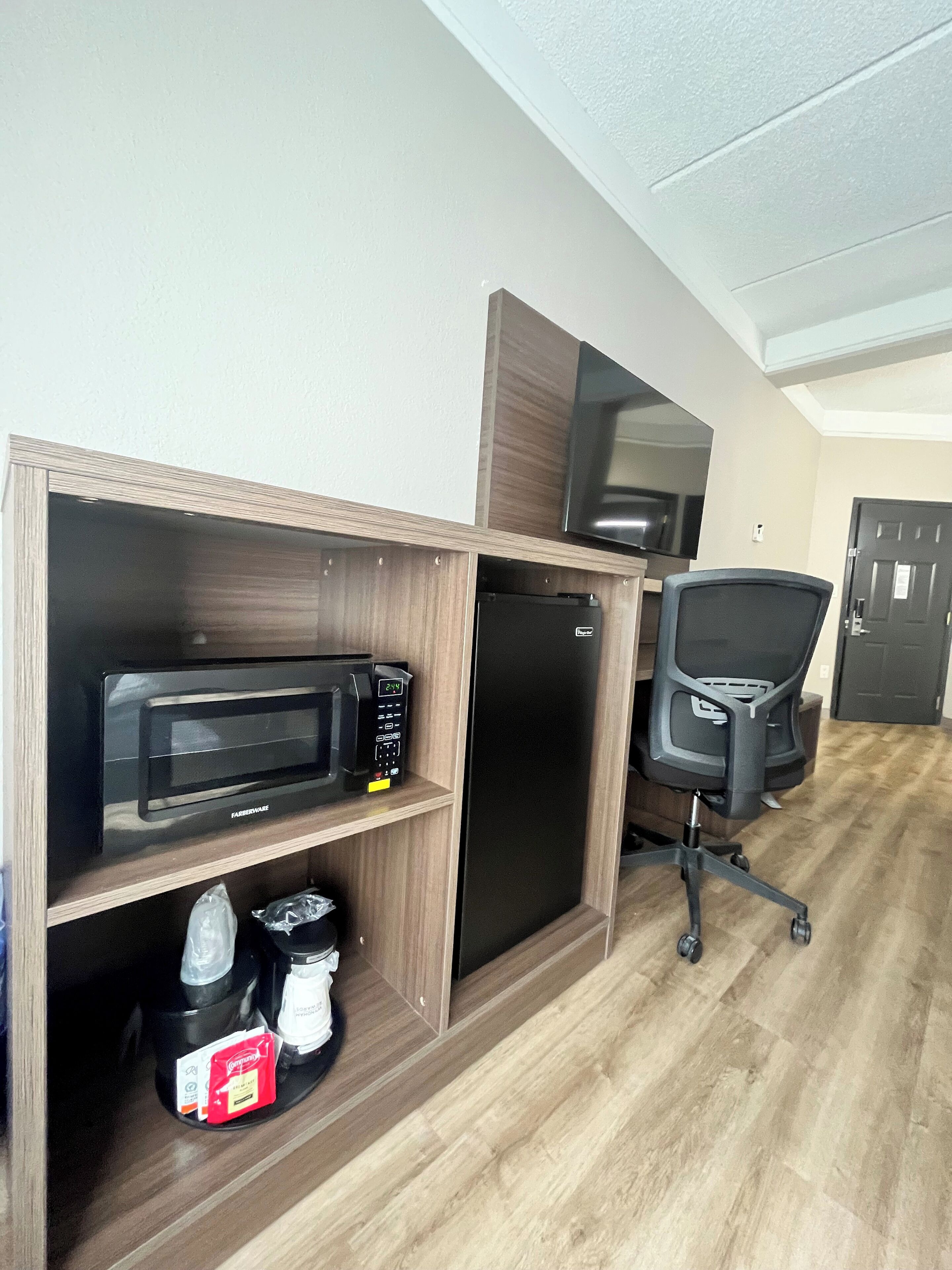 Pillowtop-patjalliset sängyt, työpöytä, silitysrauta/-lauta