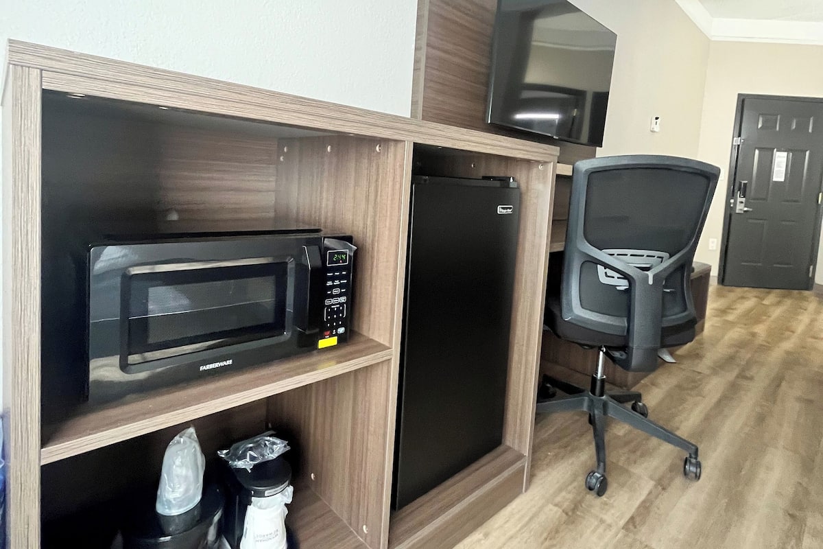 Materassi a doppio strato, una scrivania, ferro/asse da stiro