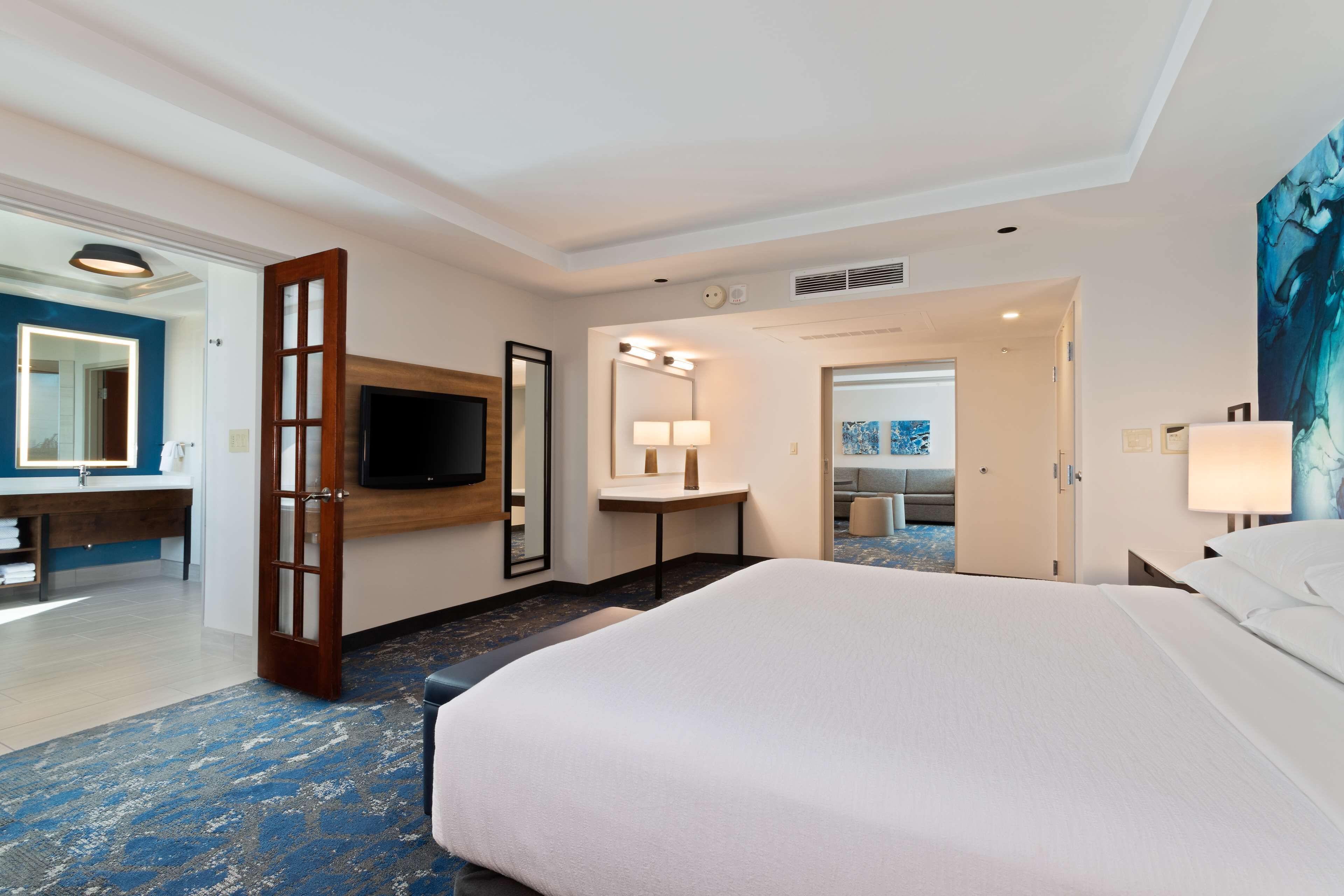 presidential room, 1 king bed, non smoking | premium bedding, in-room safe, desk, laptop workspace