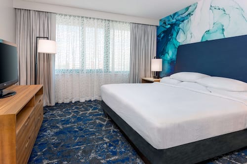 Premium bedding, in-room safe, desk, laptop workspace