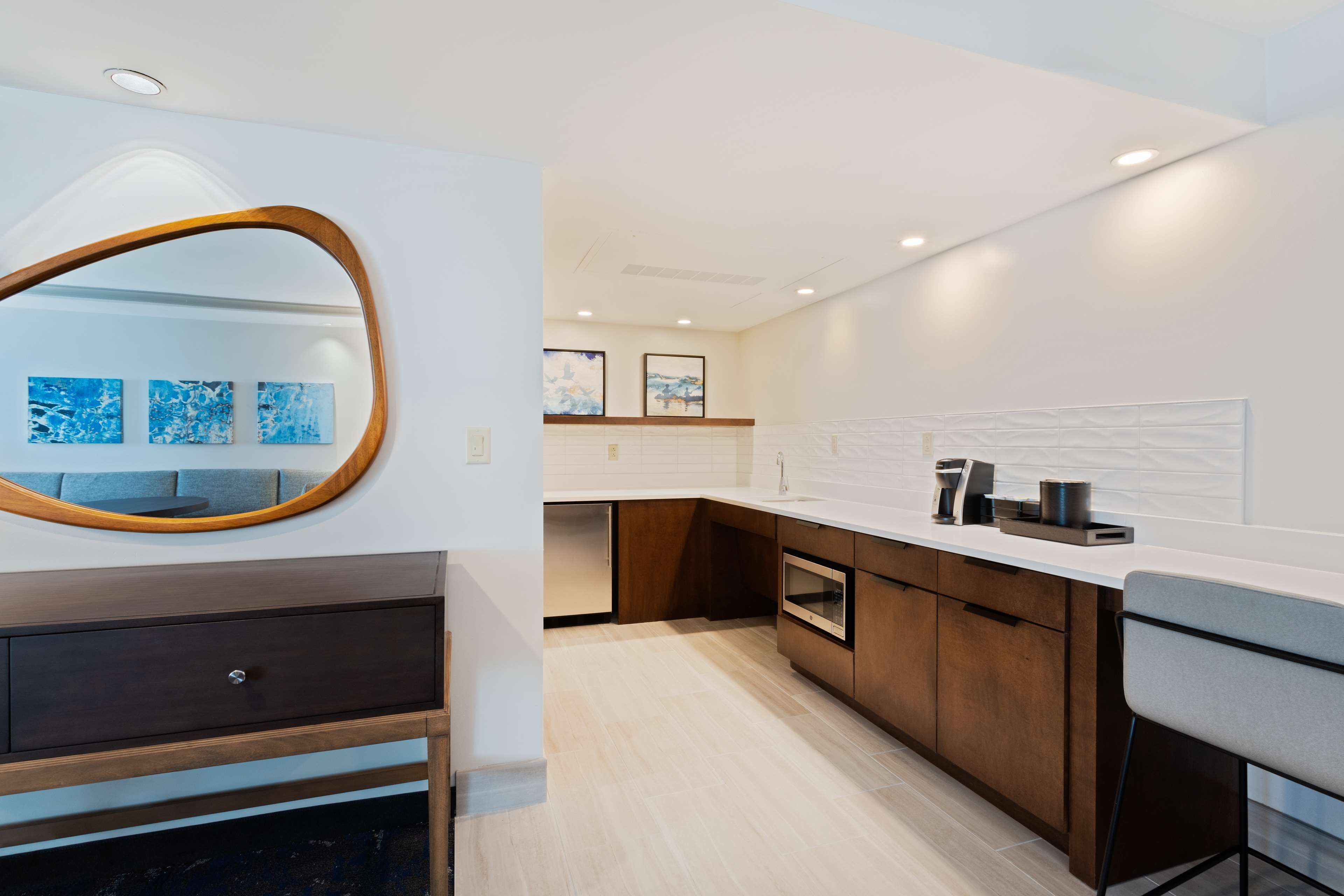 presidential room, 1 king bed, non smoking | premium bedding, in-room safe, desk, laptop workspace