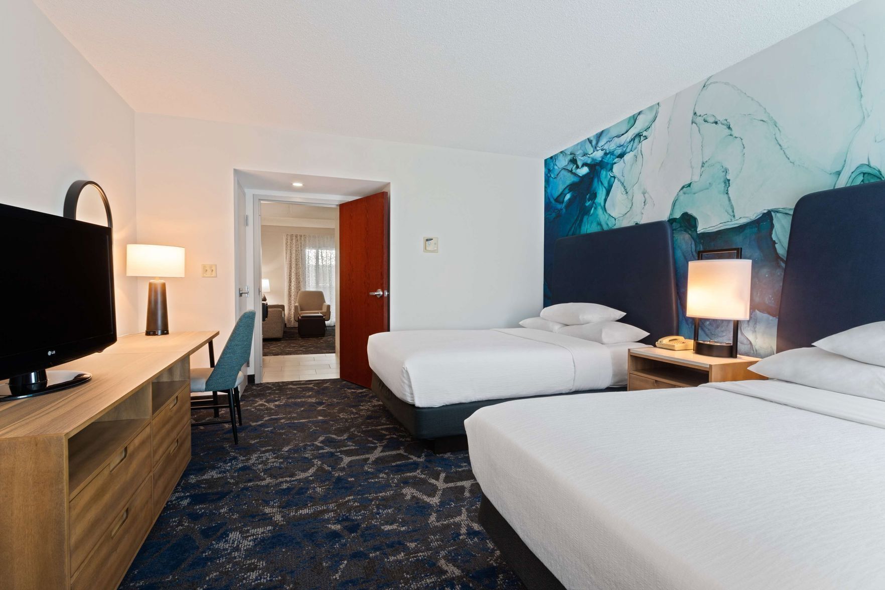 Ropa de cama de alta calidad y caja de seguridad en la habitación 