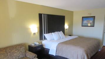 Schreibtisch, Verdunkelungsvorhänge, Bügeleisen/Bügelbrett