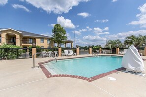 Piscine extérieure en saison