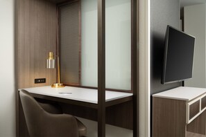 Bureau, rideaux occultants, fer et planche Ă repasser