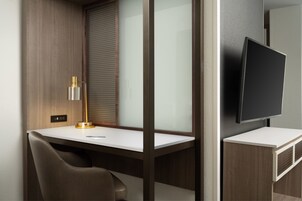 Escritorio, cortinas blackout y tabla de planchar con plancha 