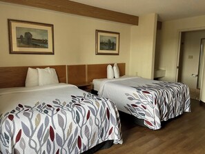 Iron/ironing board, free cribs/infant beds, rollaway beds, free WiFi - Red Roof Inn Branson (Branson)