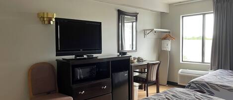 Fer et planche Ă repasser, lit de bĂ©bĂ© (gratuit), lits dâappoint