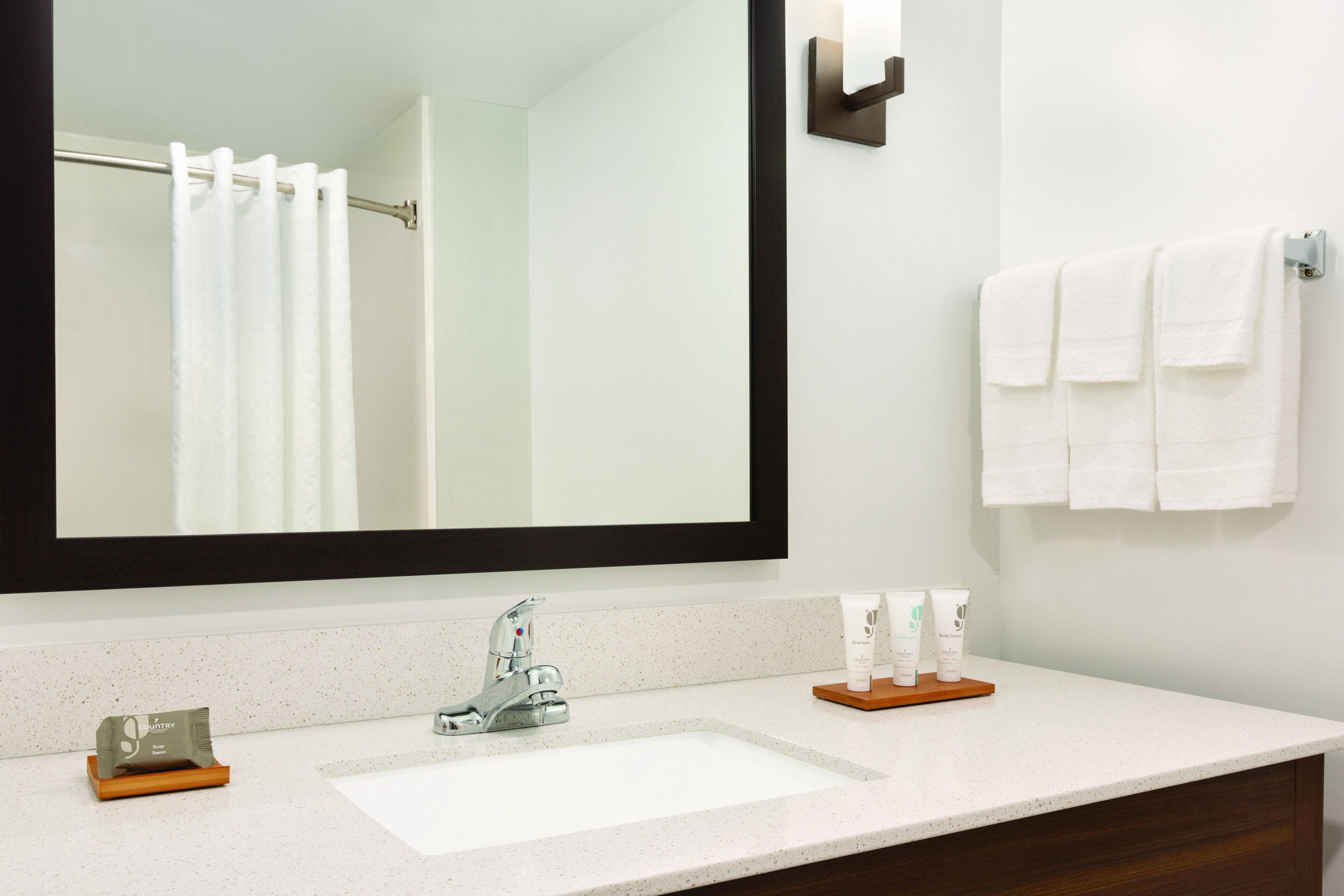 combined shower/bathtub, deep-soaking bathtub, free toiletries