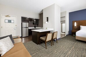 Jääkaappi, mikroaaltouuni, liesi, astianpesukone