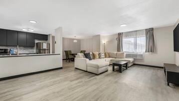 Suite, 1 kingsize bed met slaapbank, niet-roken (Efficiency, Upgrade) | Een bureau, verduisterende gordijnen, een strijkplank/strijkijzer