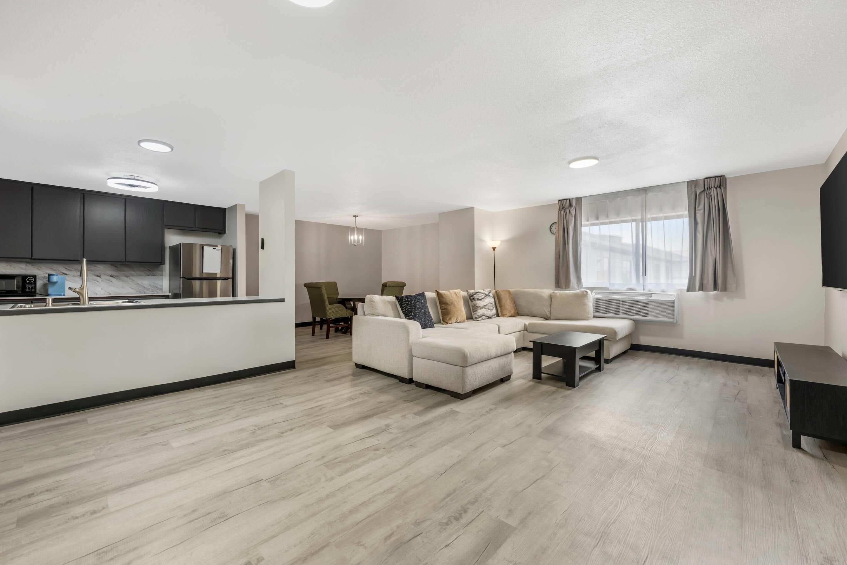 Suite, 1 très grand lit et 1 canapé-lit, non-fumeur (Efficiency, Upgrade) | Bureau, rideaux d’obscurcissement, fer et planche à repasser