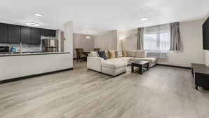 Un appartement moderne comprenant une cuisine, un espace de vie et un coin repas.