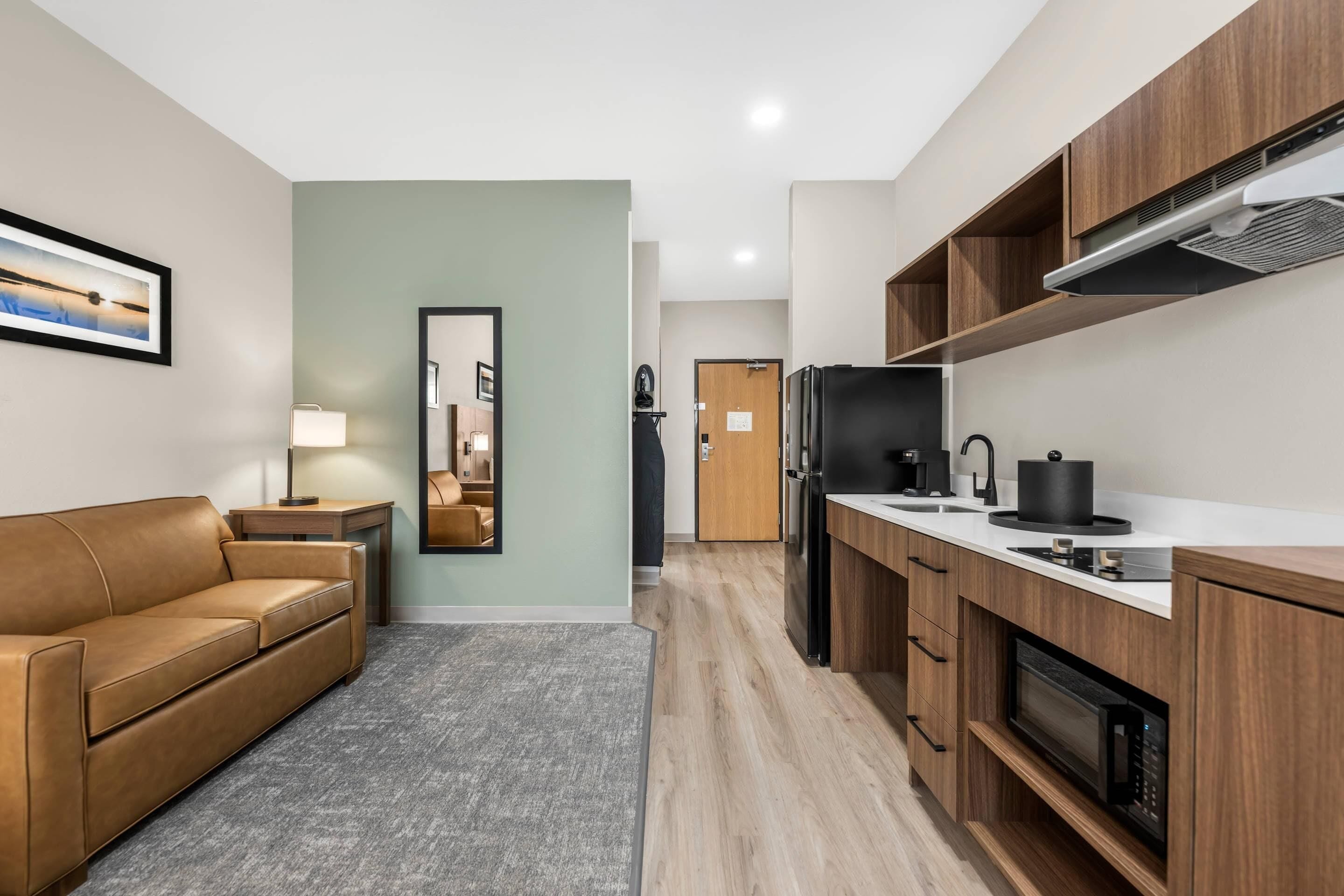 Chambre, 1 très grand lit et 1 canapé-lit, non-fumeur (Efficiency, Upgrade) | Bureau, rideaux d’obscurcissement, fer et planche à repasser