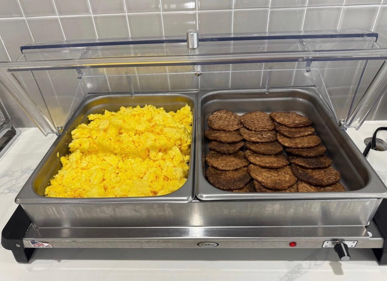 Un bufé con huevos revueltos y galletas.
