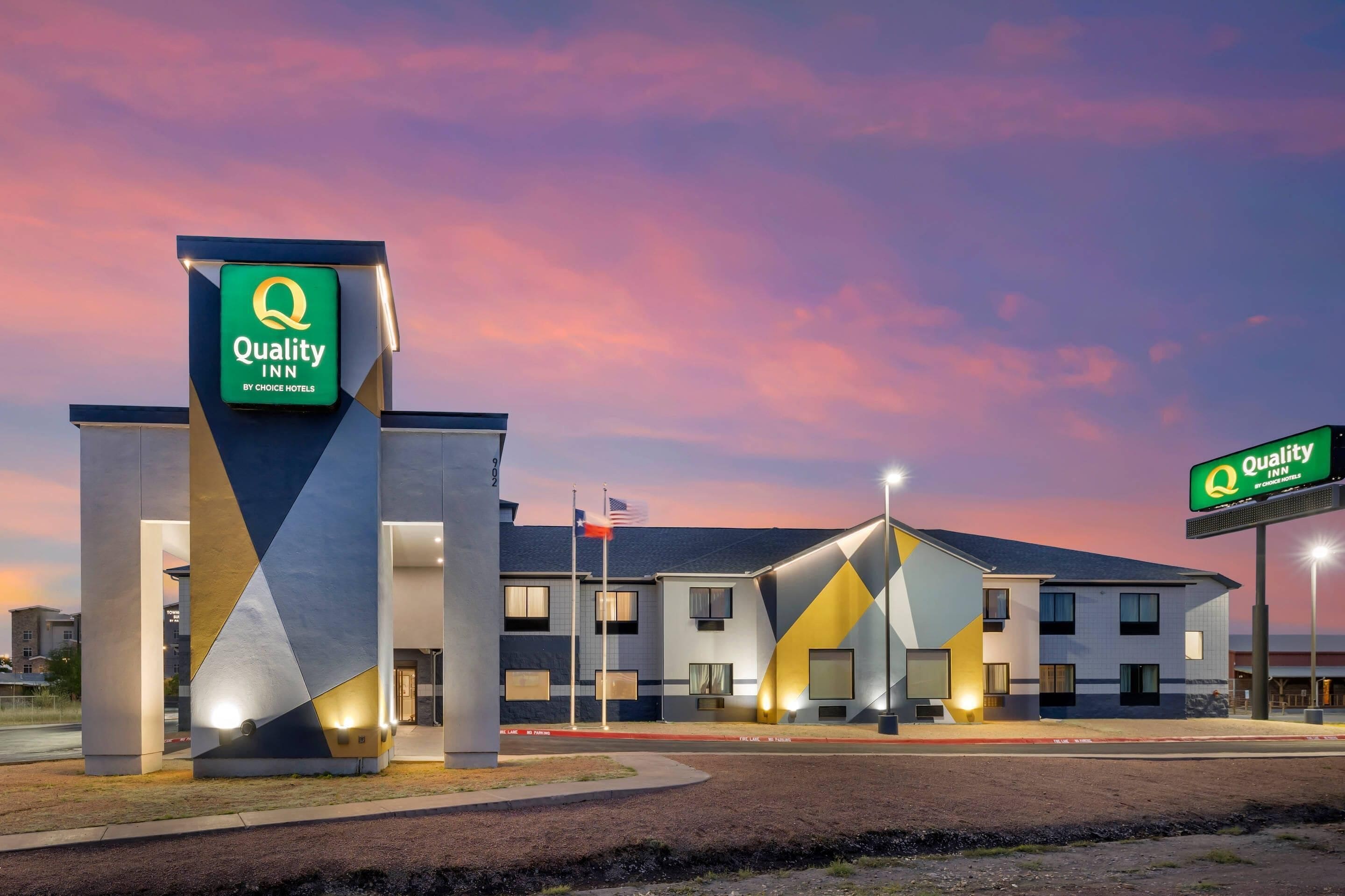 Un hotel de diseño moderno, con un cartel llamativo de Quality Inn by Choice Hotels.