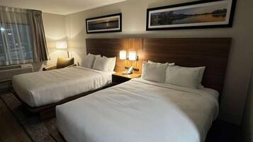 Standard Room, 2 Katil Ratu (Queen), Non Smoking | Meja, langsir/tirai gelap terus, seterika/papan seterika