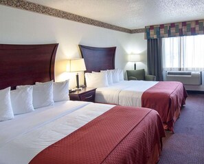 책상, 암막 커튼, 다리미/다리미판, 무료 유아용 침대