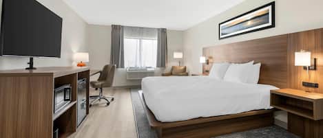 Habitación estándar, 1 cama King size, para no fumadores | Escritorio, cortinas blackout y tabla de planchar con plancha