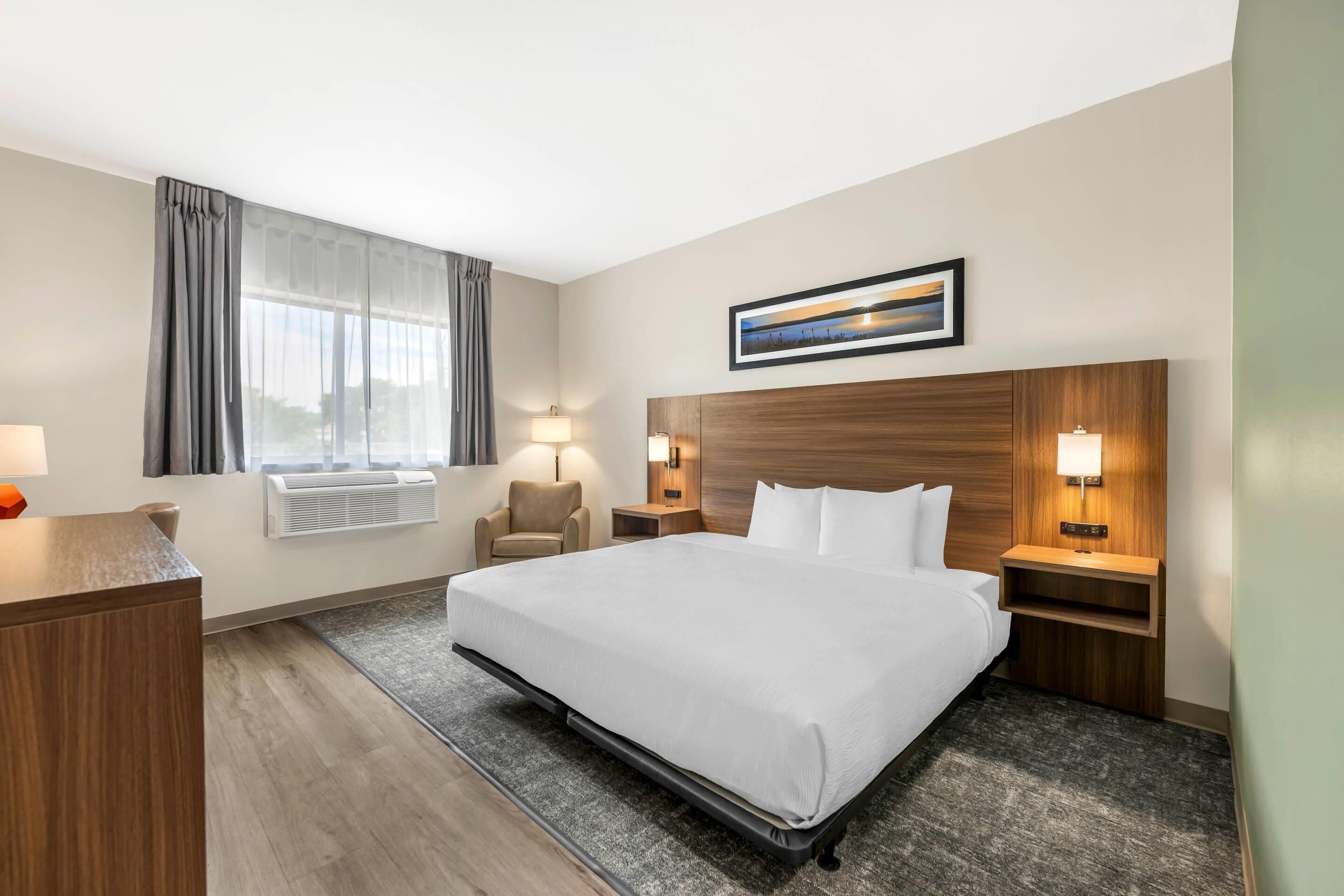 Chambre, 1 très grand lit, accessible aux personnes à mobilité réduite, non-fumeur | Bureau, rideaux d’obscurcissement, fer et planche à repasser