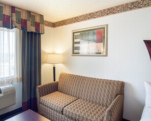 Escritorio, cortinas opacas, tabla de planchar con plancha