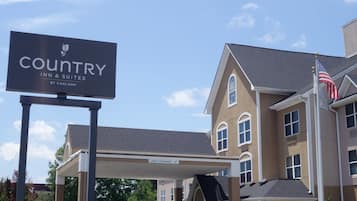 Edificio de Country Inn & Suites by Carlson con un letrero que indica altura restringida.