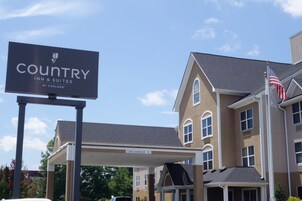 Edificio de Country Inn & Suites by Carlson con un letrero que indica altura restringida.