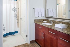 Combined shower/bathtub, free toiletries, hair dryer, towels