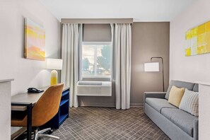 Suite, 1 cama de matrimonio grande con sofá cama, accesible para personas con discapacidad | Escritorio, cortinas opacas, tabla de planchar con plancha y wifi gratis