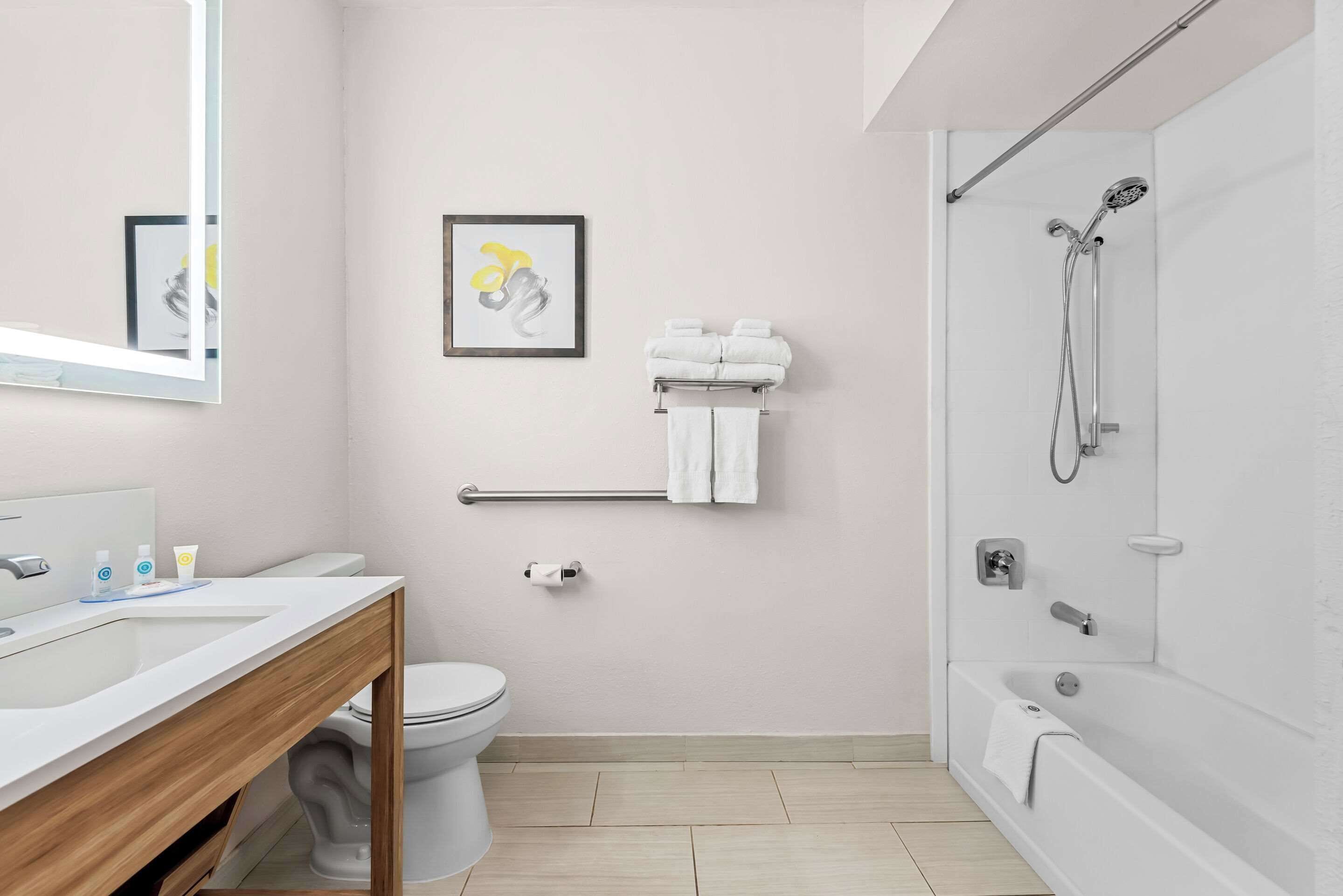 Ein modernes Badezimmer mit Toilette, Waschbecken und Badewanne.