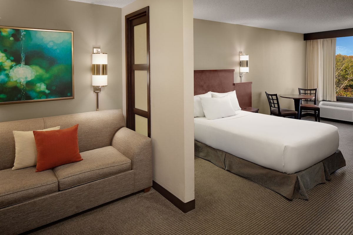 Premium bedding, down duvets, in-room safe, desk