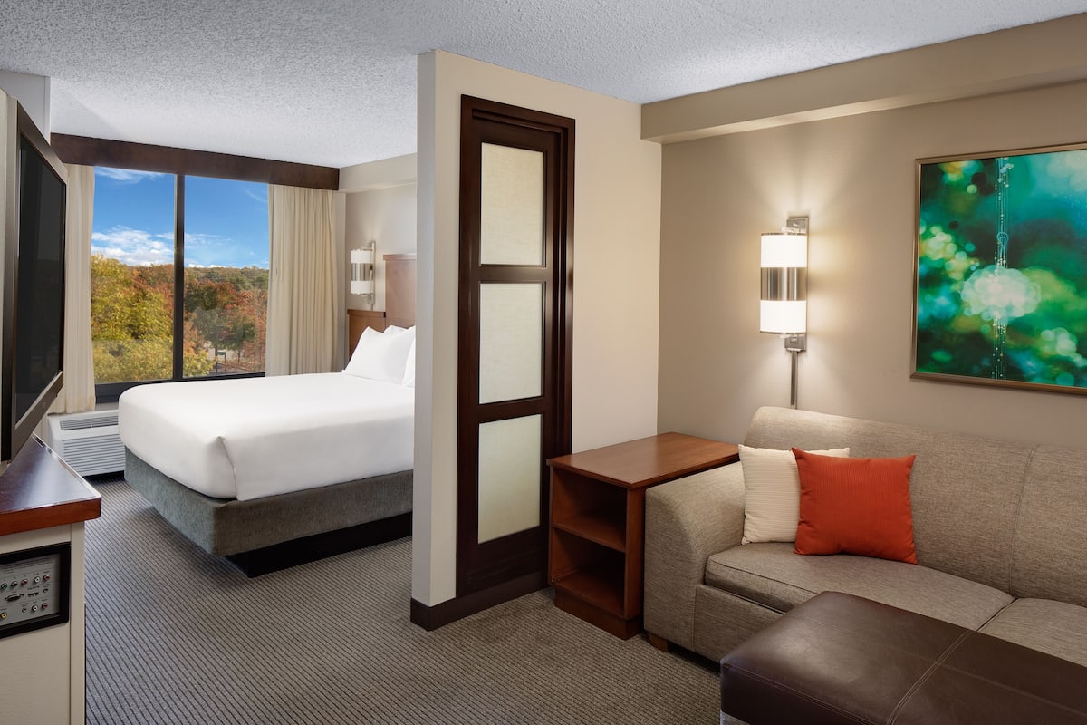 Premium bedding, down duvets, in-room safe, desk