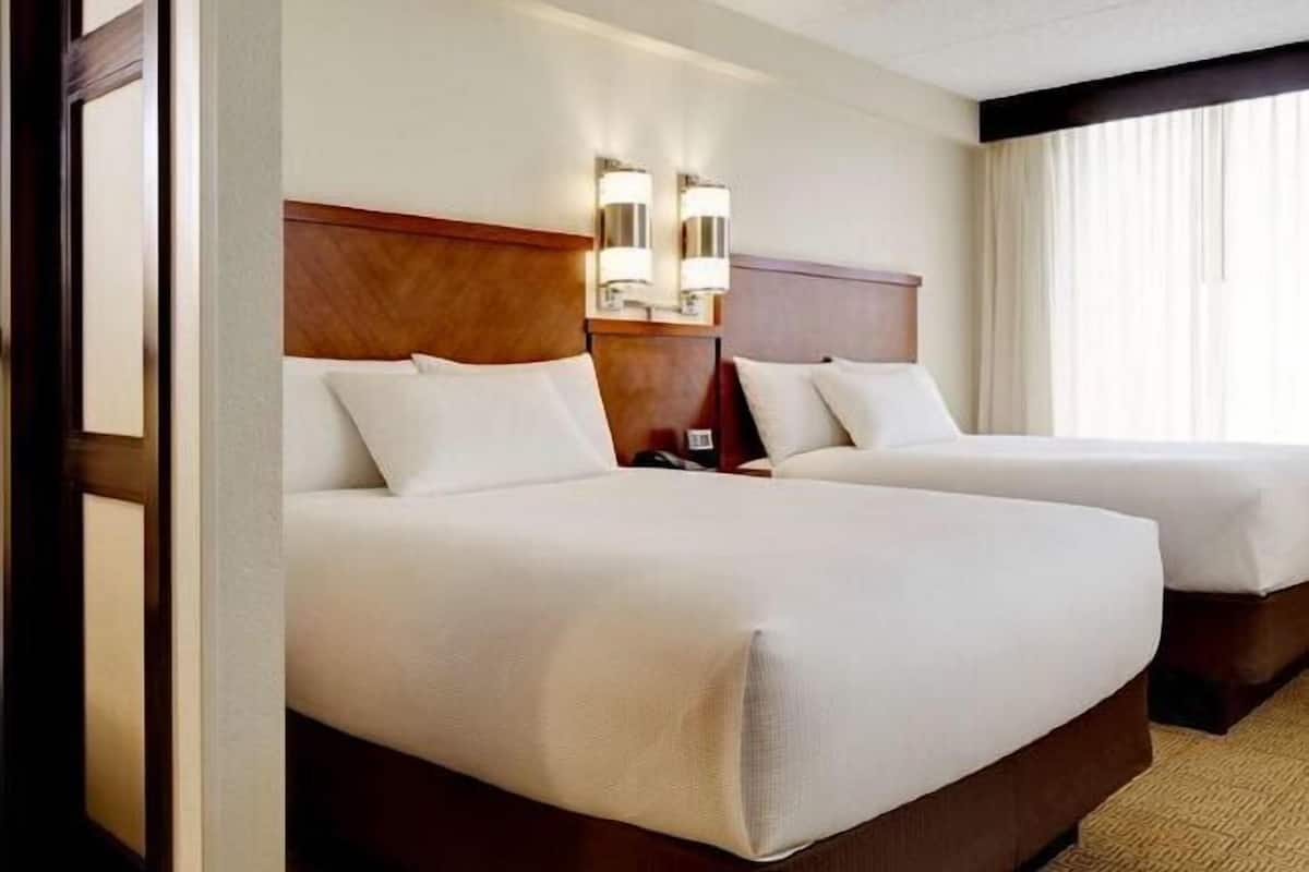 高級寢具、羽絨被、客房內保險箱、書桌