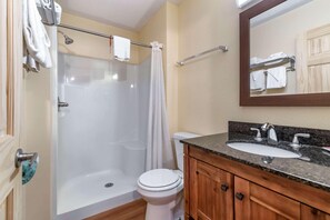 Combined shower/bathtub, free toiletries, hair dryer, towels - Rodeway Inn Lake George Outlets (Lake George)