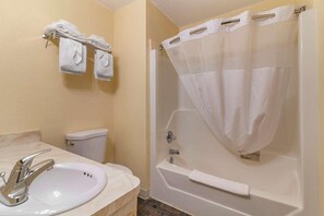 Duschwanne, kostenlose Toilettenartikel, Haartrockner, Handtücher