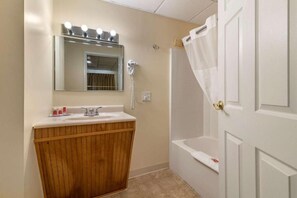 Suite, 2 camere da letto, non fumatori | Bagno | Combinazione doccia/vasca, set di cortesia gratuito, asciugacapelli