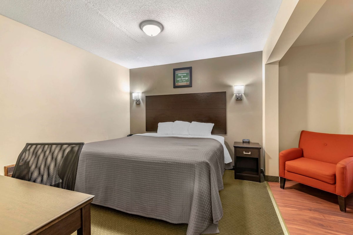Standard Room, 1 King Bed, Non Smoking | Free WiFi, bed sheets