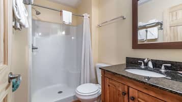 Tina con regadera, amenidades de baño gratuitas, secadora de cabello