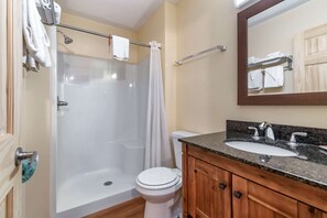 Combined shower/tub, free toiletries, hair dryer, towels