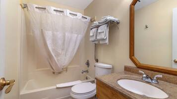 Standardrum - 1 kingsize-säng - icke-rökare | Badrum | Badkar/dusch, gratis toalettartiklar, hårtork och handdukar