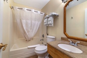 Habitación estándar, 1 cama de matrimonio grande, no fumadores | Baño | Ducha y bañera combinadas y artículos de higiene personal gratuitos