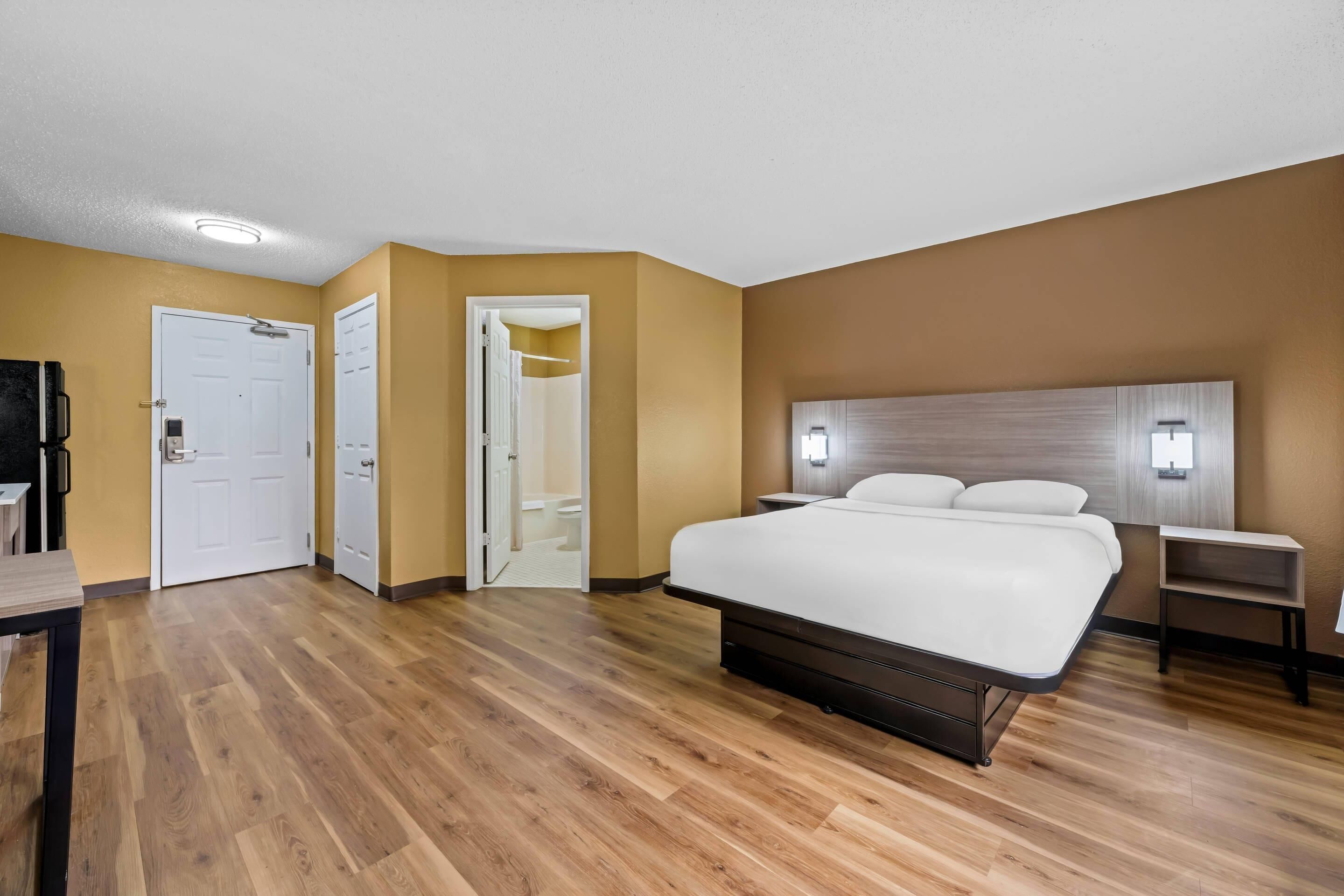 Standard Room, 1 Queen Bed, Non Smoking | Desk, laptop workspace, blackout drapes, iron/ironing board