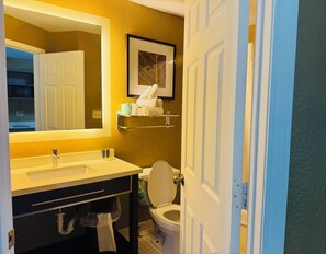 Combined shower/bathtub, hair dryer, towels, soap - Suburban Studios Charlotte – Executive Park (Charlotte)