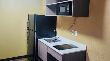 Refrigerador con congelador, microondas y parrilla de estufa