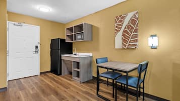 Meja kerja, ruang kerja ramah laptop, dan tirai kedap cahaya