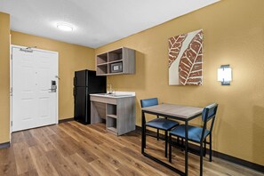Desk, laptop workspace, blackout drapes, iron/ironing board - Suburban Studios Charlotte – Executive Park (Charlotte)