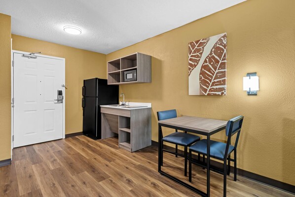 Desk, laptop workspace, blackout curtains, iron/ironing board - Suburban Studios Charlotte – Executive Park (Charlotte)