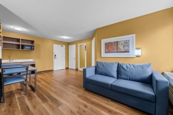 Suíte, para não fumantes (1 Queen Bed) | Escrivaninha, espaço de trabalho para notebook, cortinas blackout